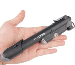 Giyo Fietspomp Mini - Fietspomp Met Drukmeter - Pomp Fiets Mini - 8.3 Bar - Inclusief Naaldventiel En Fietsbandreparatieset -Fietsen Kortingswinkel 1200x1044 2