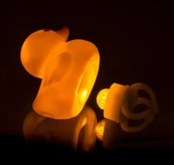 Merkloos Piepende Eend Met Led Licht Voor Op De Fiets -Fietsen Kortingswinkel 1200x1140 3