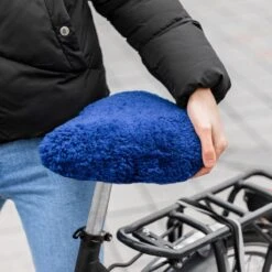 Sunny Bum Zadelhoes, Fietszadel Dames En Heren, Waterdicht En Comfortabel, Incl. Fietsslot En Veiligheidskabel, Dubbelzijdig Zadel Met Schapenvacht -Fietsen Kortingswinkel 1200x1200 1377