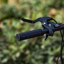 Merkloos ESTARK® - Fietshandvatten - Handvatten - Universeel - Fiets – Mountainbike – Professioneel - Grips - Extra Grip – Fietshandvaten -Handvaten - Handig Te Monteren - Anti-slip – Fietsen – Stuur – Bikegrips – Stevig - Rubber Zwart - (R-zwa) 14 Merkloos ESTARK® - Fietshandvatten - Handvatten - Universeel - Fiets – Mountainbike – Professioneel - Grips - Extra Grip – Fietshandvaten -Handvaten - Handig Te Monteren - Anti-slip – Fietsen – Stuur – Bikegrips – Stevig - Rubber Zwart - (R-zwa) -Fietsen Kortingswinkel 1200x1200 1542