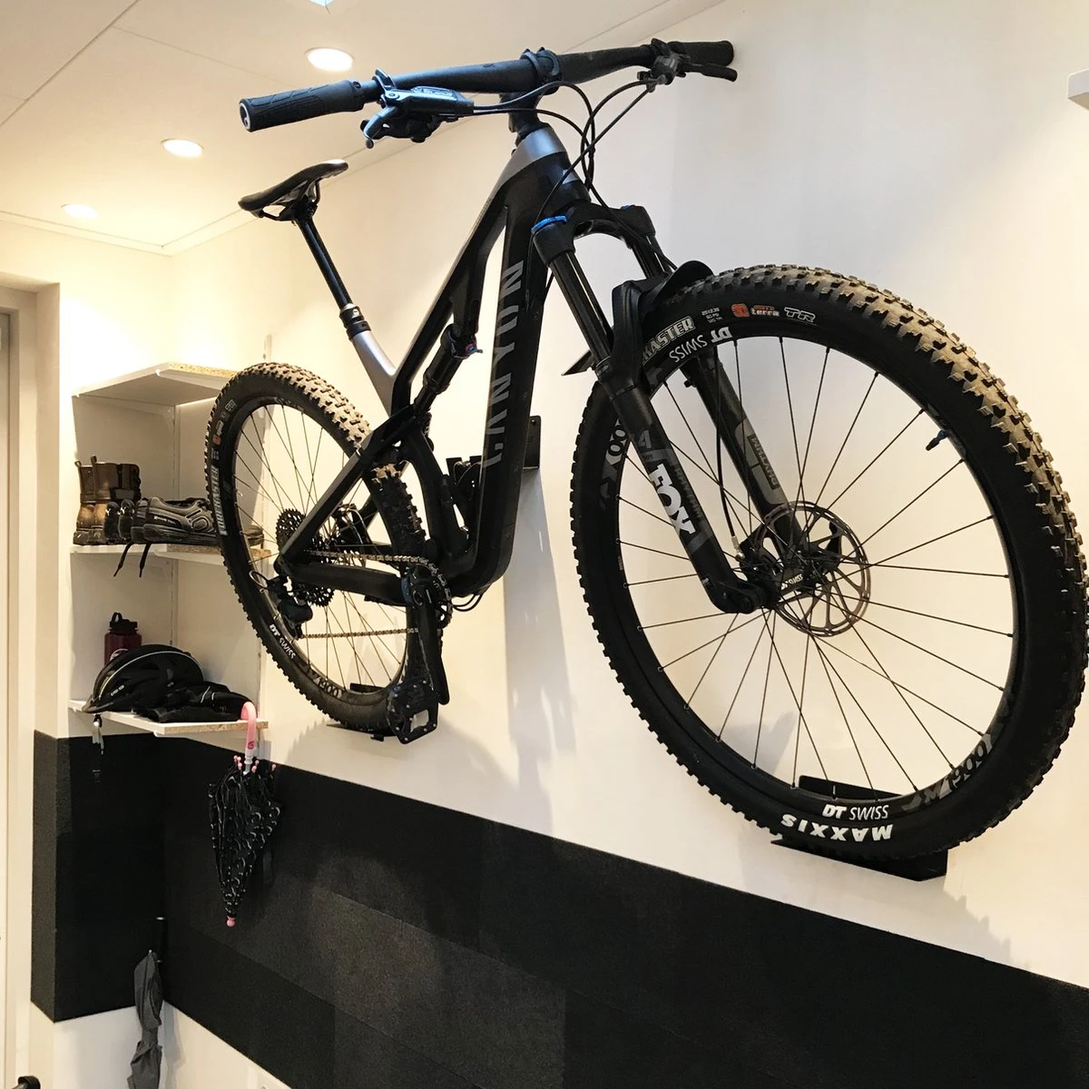 Flowter® Trapper Hanger - Fiets Ophangsysteem Aan De Trapper - Fiets Ophangbeugel - Universele Fiets Muurbeugel - Fietsbeugel Met Gratis Wieldragers+ 2 Flowter® Trapper Hanger - Fiets Ophangsysteem Aan De Trapper - Fiets Ophangbeugel - Universele Fiets Muurbeugel - Fietsbeugel Met Gratis Wieldragers+ - Afbeelding 2