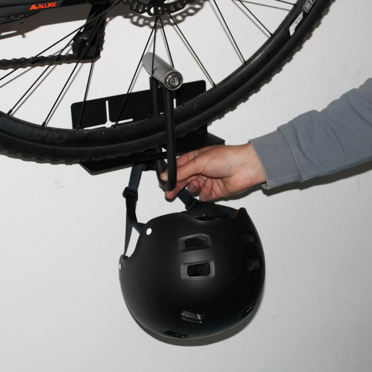 Flowter® Trapper Hanger - Fiets Ophangsysteem Aan De Trapper - Fiets Ophangbeugel - Universele Fiets Muurbeugel - Fietsbeugel Met Gratis Wieldragers+ 7 Flowter® Trapper Hanger - Fiets Ophangsysteem Aan De Trapper - Fiets Ophangbeugel - Universele Fiets Muurbeugel - Fietsbeugel Met Gratis Wieldragers+ - Afbeelding 7