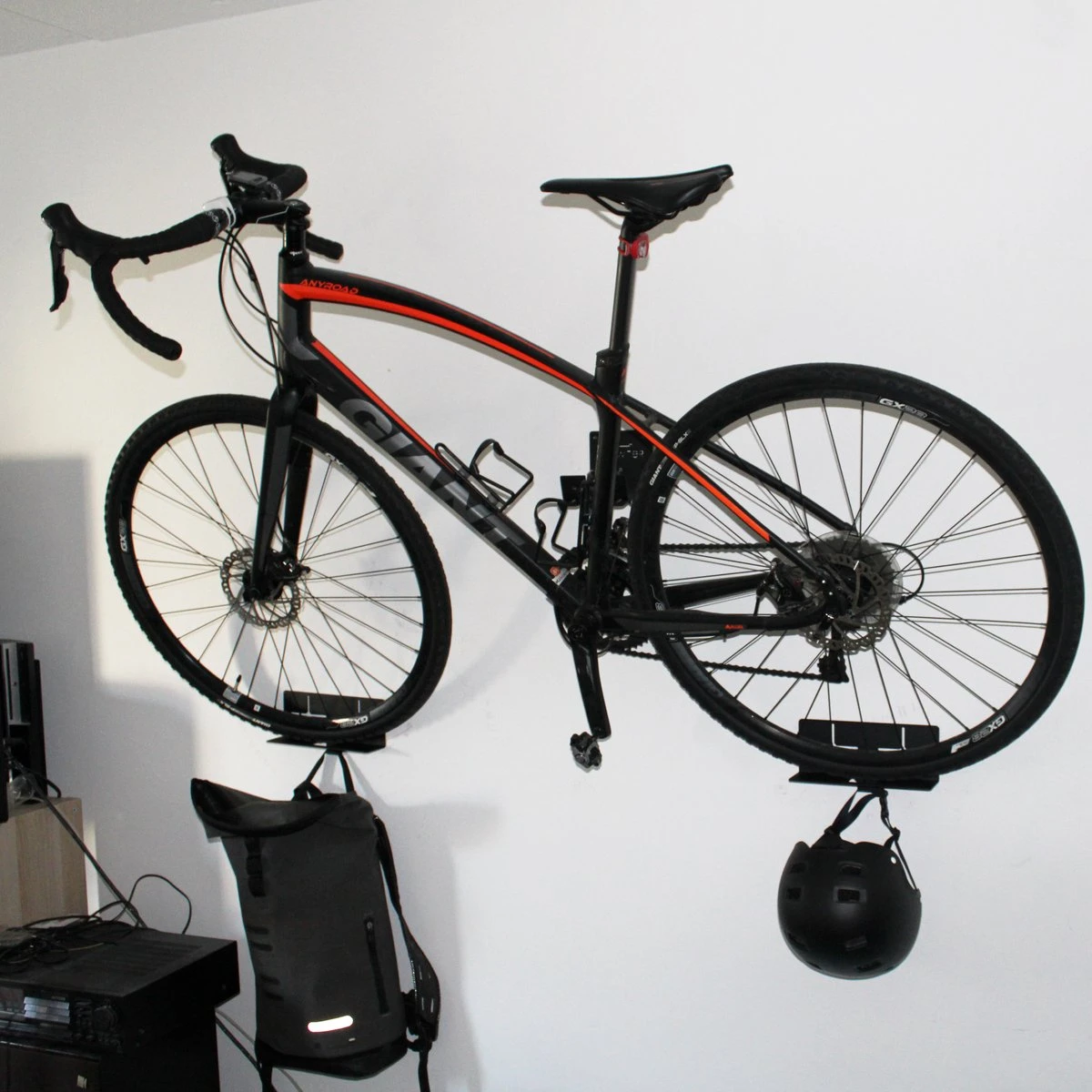 Flowter® Trapper Hanger - Fiets Ophangsysteem Aan De Trapper - Fiets Ophangbeugel - Universele Fiets Muurbeugel - Fietsbeugel Met Gratis Wieldragers+ 8 Flowter® Trapper Hanger - Fiets Ophangsysteem Aan De Trapper - Fiets Ophangbeugel - Universele Fiets Muurbeugel - Fietsbeugel Met Gratis Wieldragers+ - Afbeelding 8