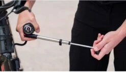 BBB Cycling Airshock Minipomp - Fietspomp Met Drukmeter - Pomp Mini Met Manometer - 28 Bar - Zwart/Zilver - BMP-29 -Fietsen Kortingswinkel 1200x684 1