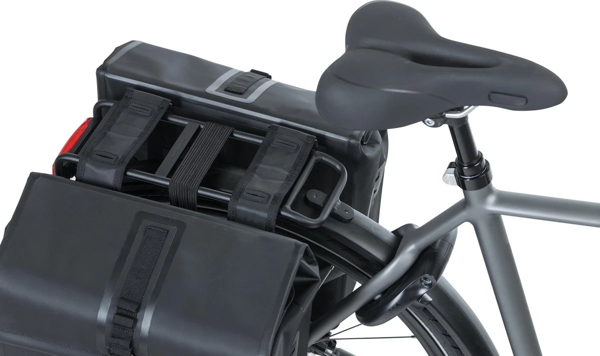 Basil Urban Dry Dubbele Fietstas - Zwart - 50 Liter 9 Basil Urban Dry Dubbele Fietstas - Zwart - 50 Liter - Afbeelding 9