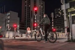 AXA Juno Battery - Fiets Achterlicht - LED Fietsverlichting Op Batterij - Auto Off Systeem - 80 Mm - Rood -Fietsen Kortingswinkel 1200x800 34