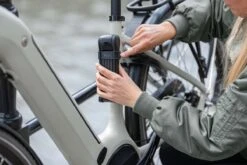 AXA Fold 100 Vouwslot - Fietsslot - Voor Elk Type Fiets - Met Houder - 100 Cm - Zwart -Fietsen Kortingswinkel 1200x800 56