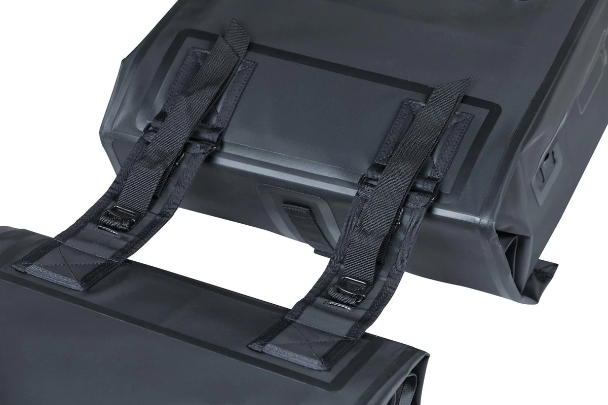 Basil Urban Dry Dubbele Fietstas - Zwart - 50 Liter 5 Basil Urban Dry Dubbele Fietstas - Zwart - 50 Liter - Afbeelding 5