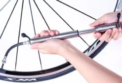 PRO BIKE TOOL Mini Luchtpomp Fiets, Fietspomp Voor Alle Ventielen (Presta & Schrader), Hoge Druk Tot 6,9 Bar / 100 PSI, Betrouwbare, Compacte & Lichtgewicht Framepomp, Pomp Voor Racefiets & Mountainbike. -Fietsen Kortingswinkel 1200x818 6