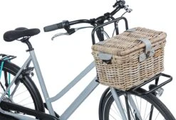 Basil Denton Fietsmand M - Voor - Rotan - Grijs - Medium -Fietsen Kortingswinkel 1200x823 3