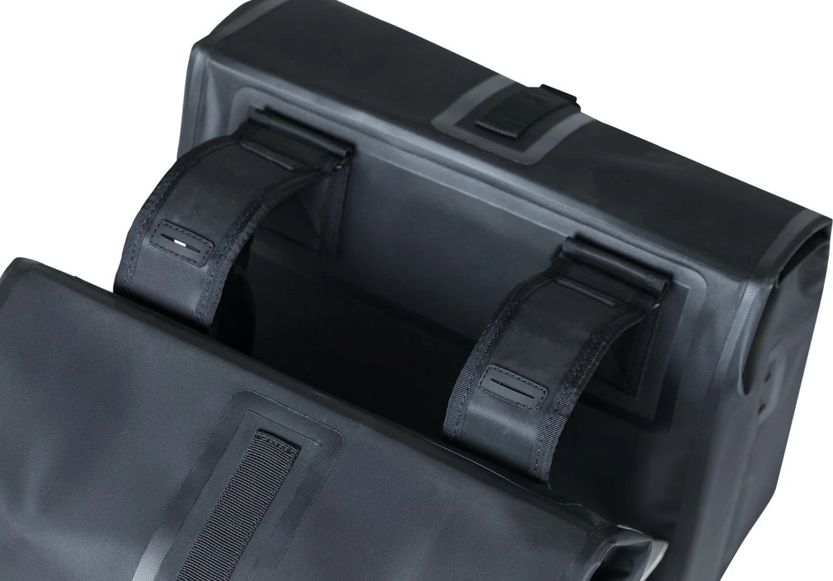 Basil Urban Dry Dubbele Fietstas - Zwart - 50 Liter 6 Basil Urban Dry Dubbele Fietstas - Zwart - 50 Liter - Afbeelding 6