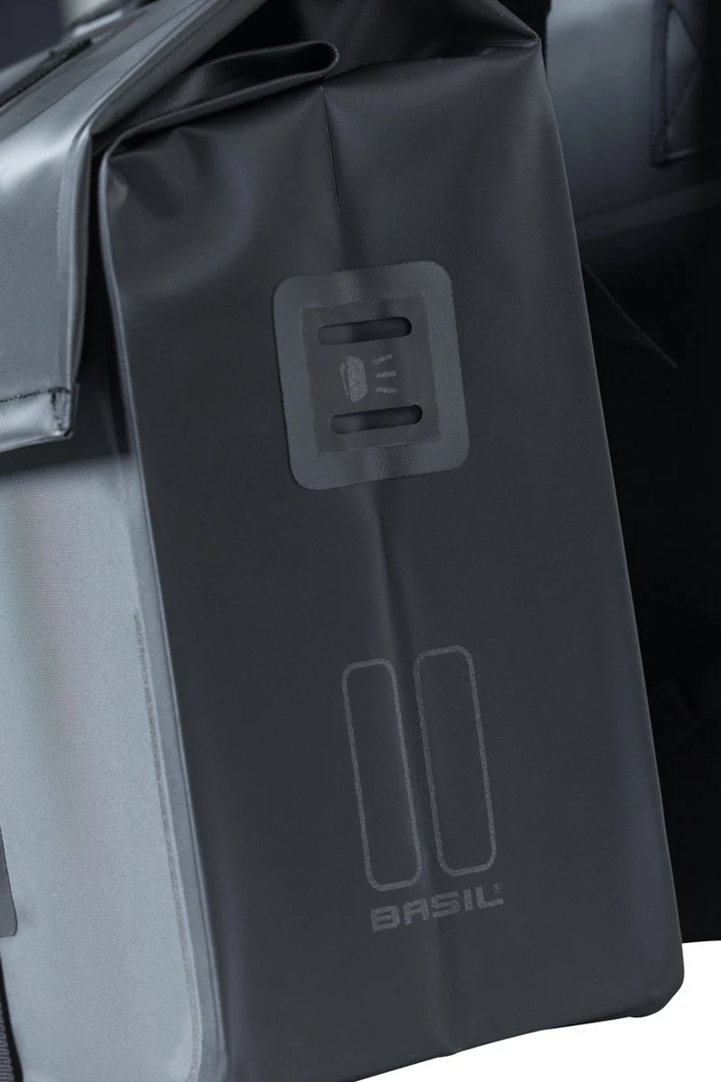 Basil Urban Dry Dubbele Fietstas - Zwart - 50 Liter 7 Basil Urban Dry Dubbele Fietstas - Zwart - 50 Liter - Afbeelding 7