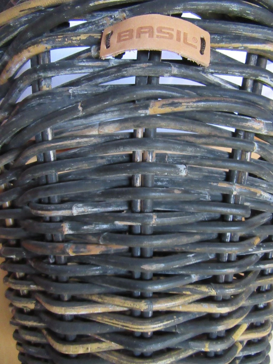 Basil Darcy L Fietsmand - Voor - Rotan - Inclusief Riempjes - Zwart Melee 5 Basil Darcy L Fietsmand - Voor - Rotan - Inclusief Riempjes - Zwart Melee - Afbeelding 5