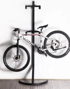 Merkloos Decopatent® Staand Fietsenrek Om 2 Fietsen Op Te Hangen - Ophangen Van 2 Fietsen Boven Elkaar - Fietsrek Ophangsysteem - 220 Cm -Fietsen Kortingswinkel 954x1200